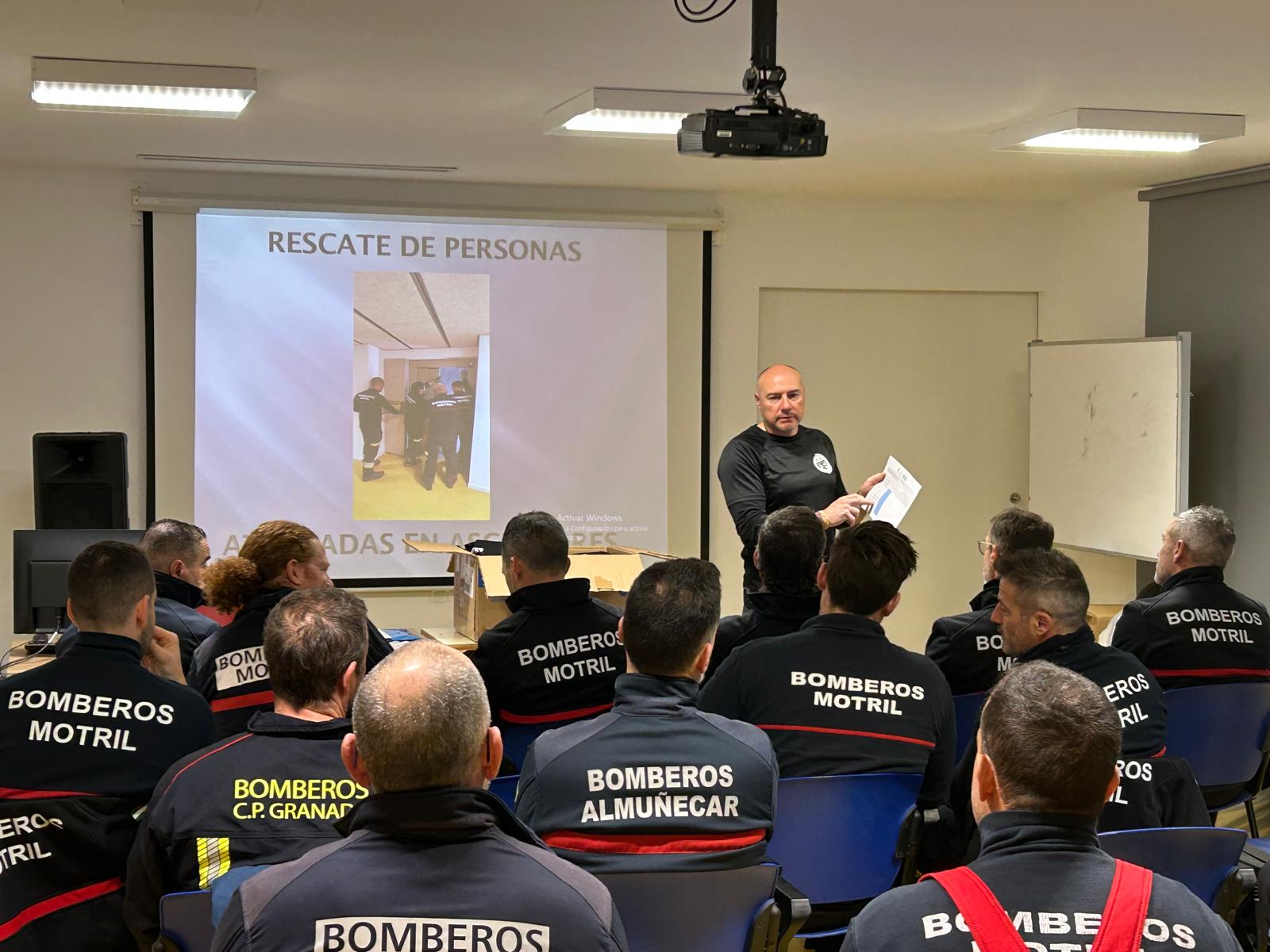 Rafael Caballero visita a los bomberos que participan en el curso de rescate en ascensores de nueva generaci�n


