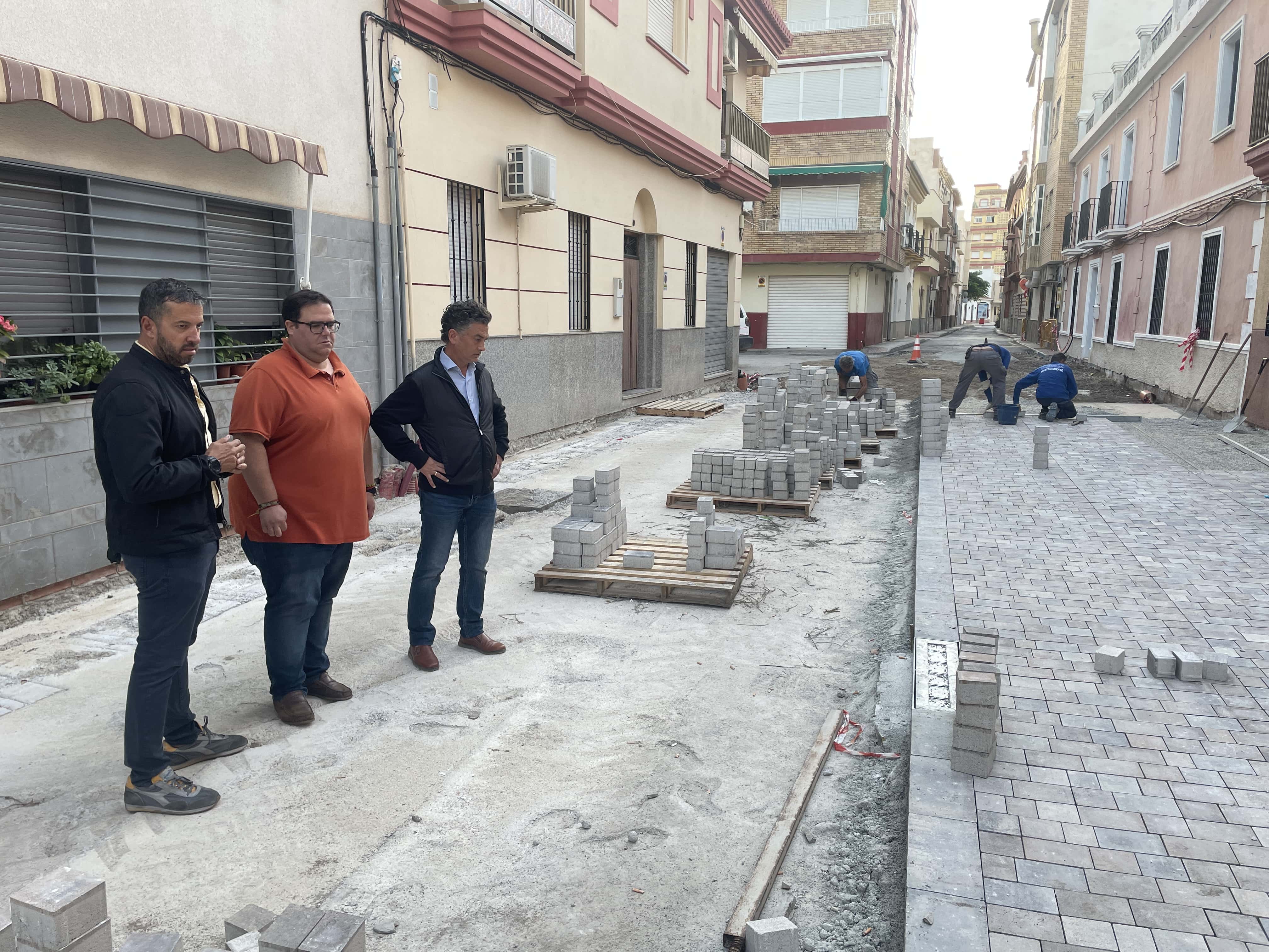 La Mancomunidad de la Costa Tropical y el Ayuntamiento torreo renuevan la calle Joaqun Turina de Torrenueva Costa